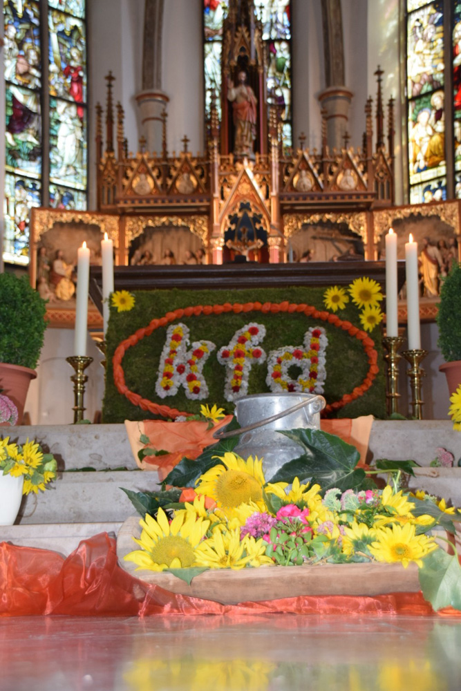 Geschmückter Altar zum Jubiläumsgottesdienst